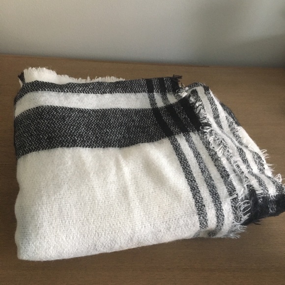 Zara Oversized Black and White Scarf - Picture 4 of 5